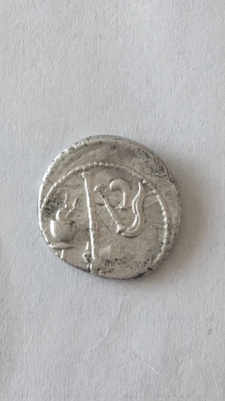 Julius Caesar. 49-48 BC. AR Denarius (18mm, 4.24 g, )