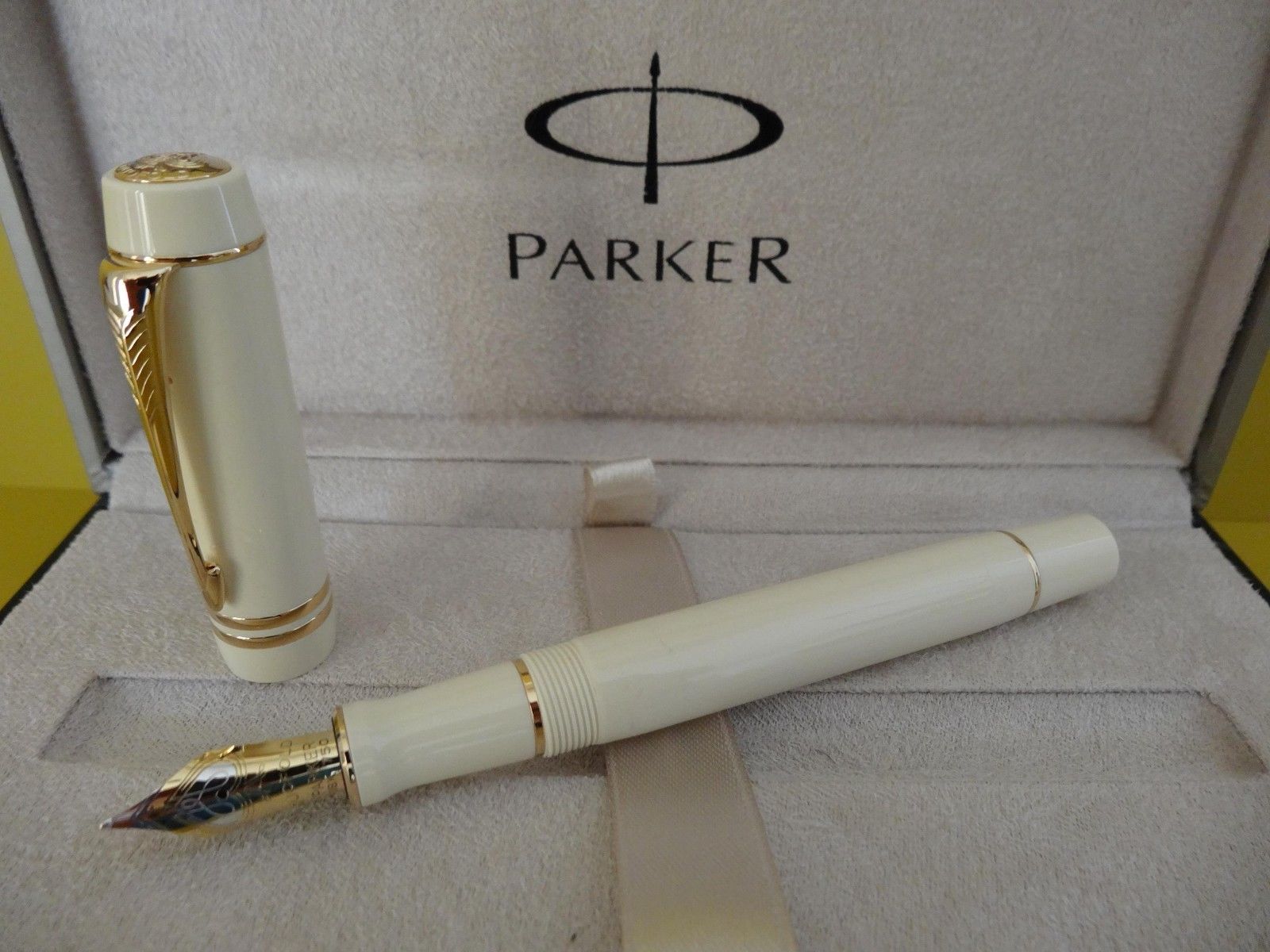 NEW Parker Duofold Centennial Big Ivory White Fountain Pen – 18k Gold Medium Nib