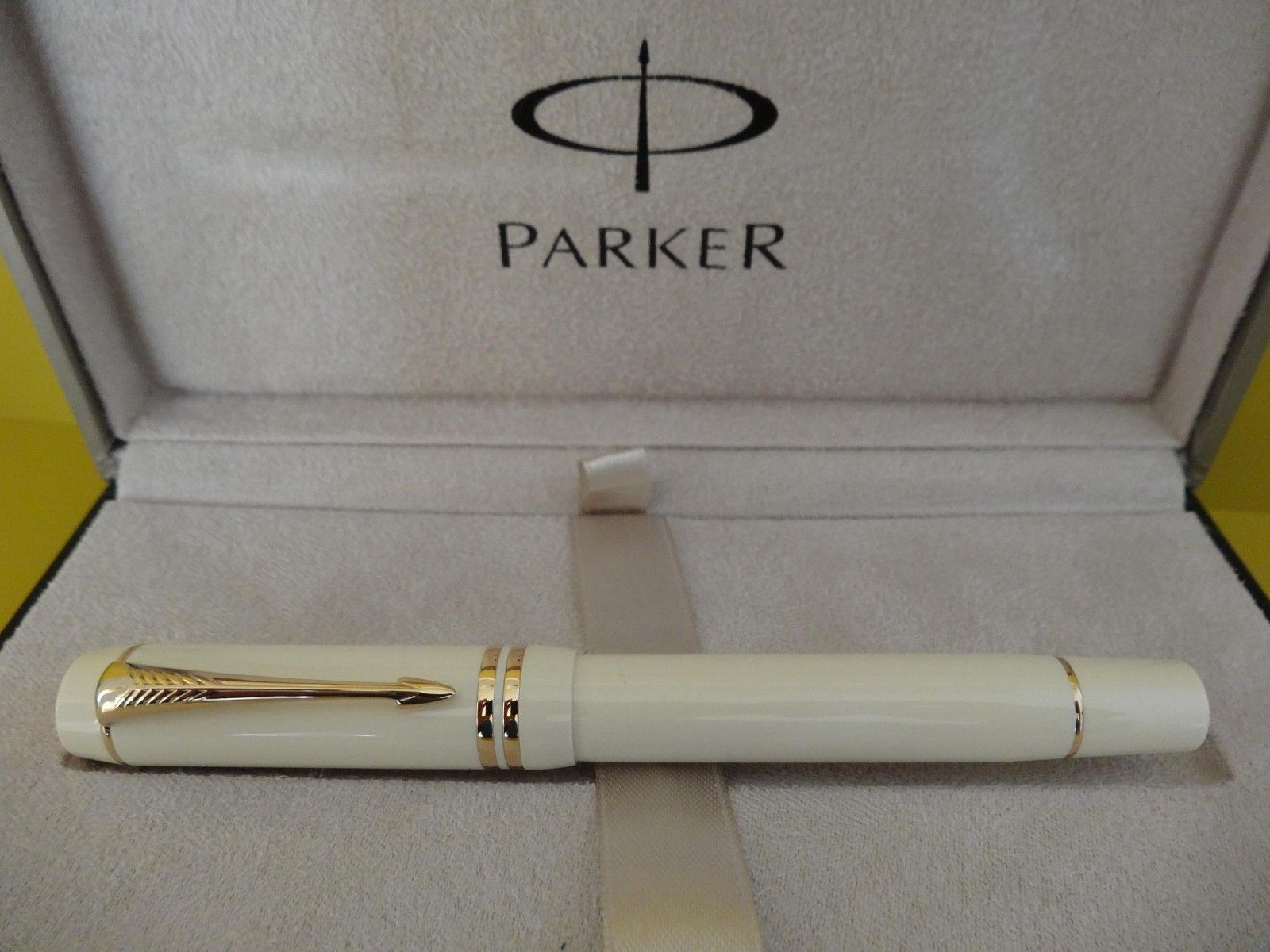 NEW Parker Duofold Centennial Big Ivory White Fountain Pen – 18k Gold Medium Nib