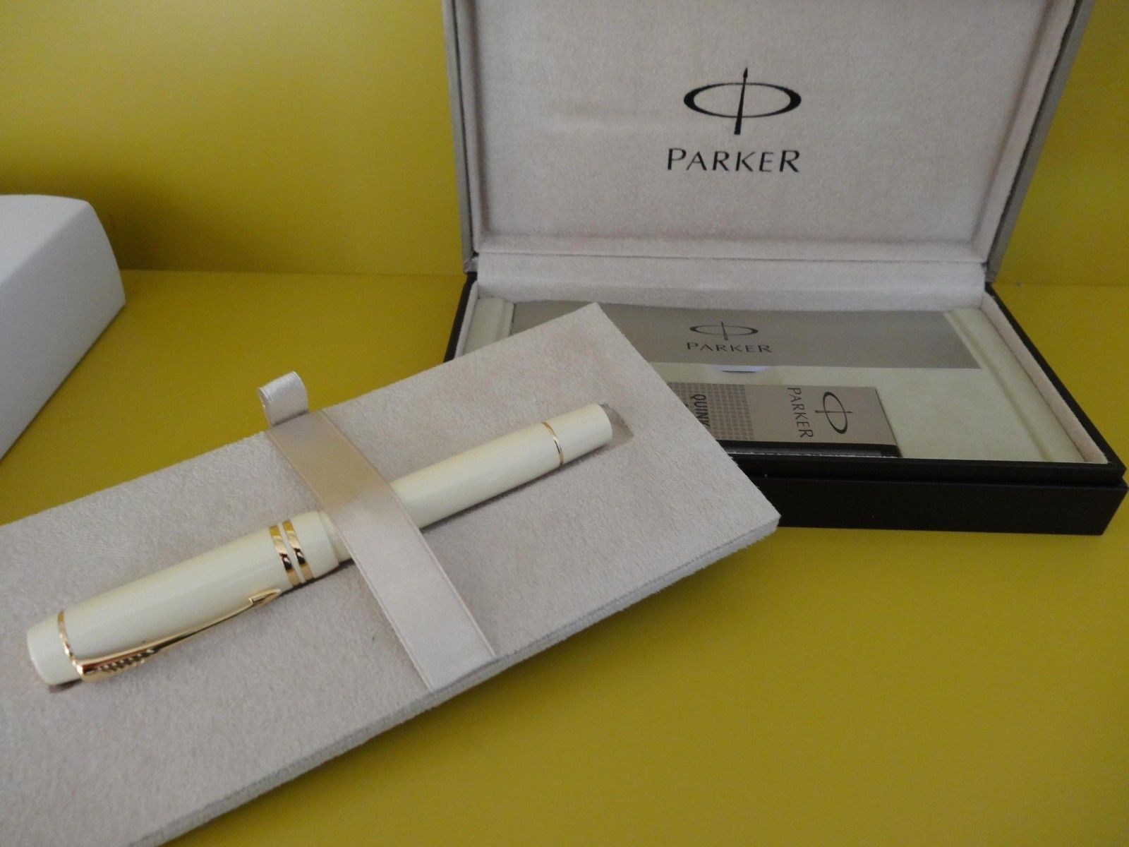 NEW Parker Duofold Centennial Big Ivory White Fountain Pen – 18k Gold Medium Nib