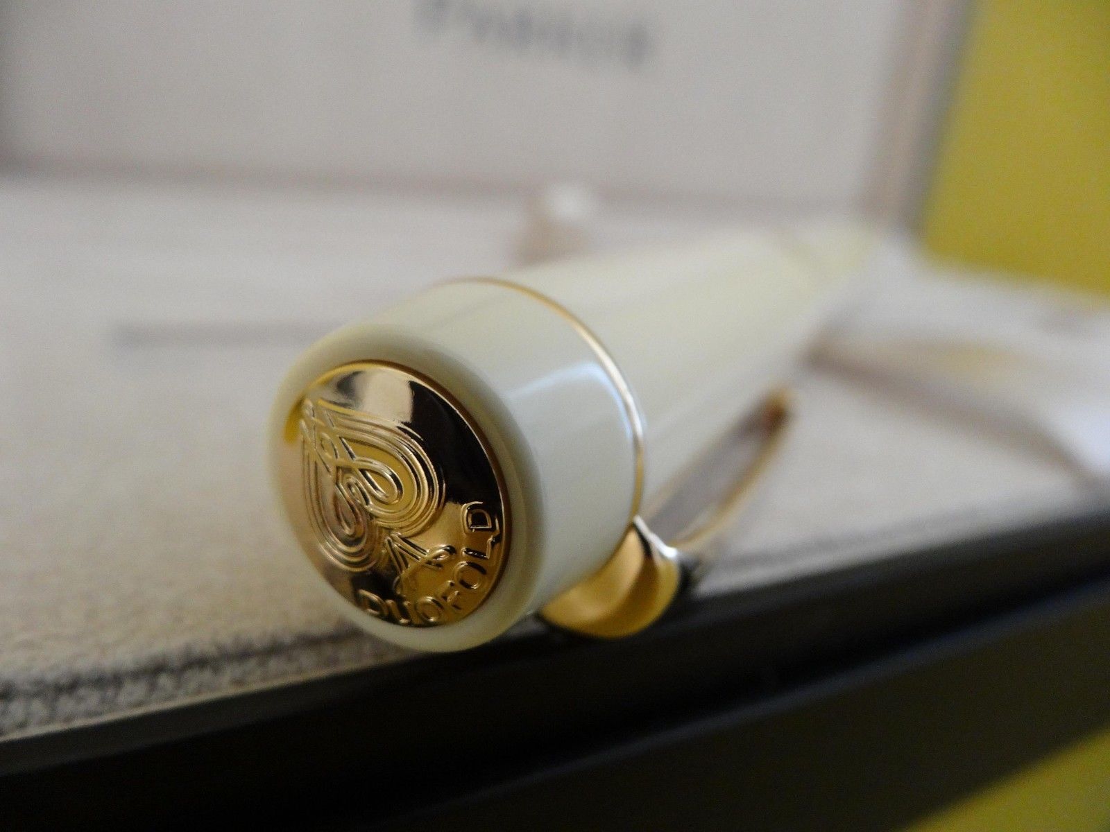 NEW Parker Duofold Centennial Big Ivory White Fountain Pen – 18k Gold Medium Nib