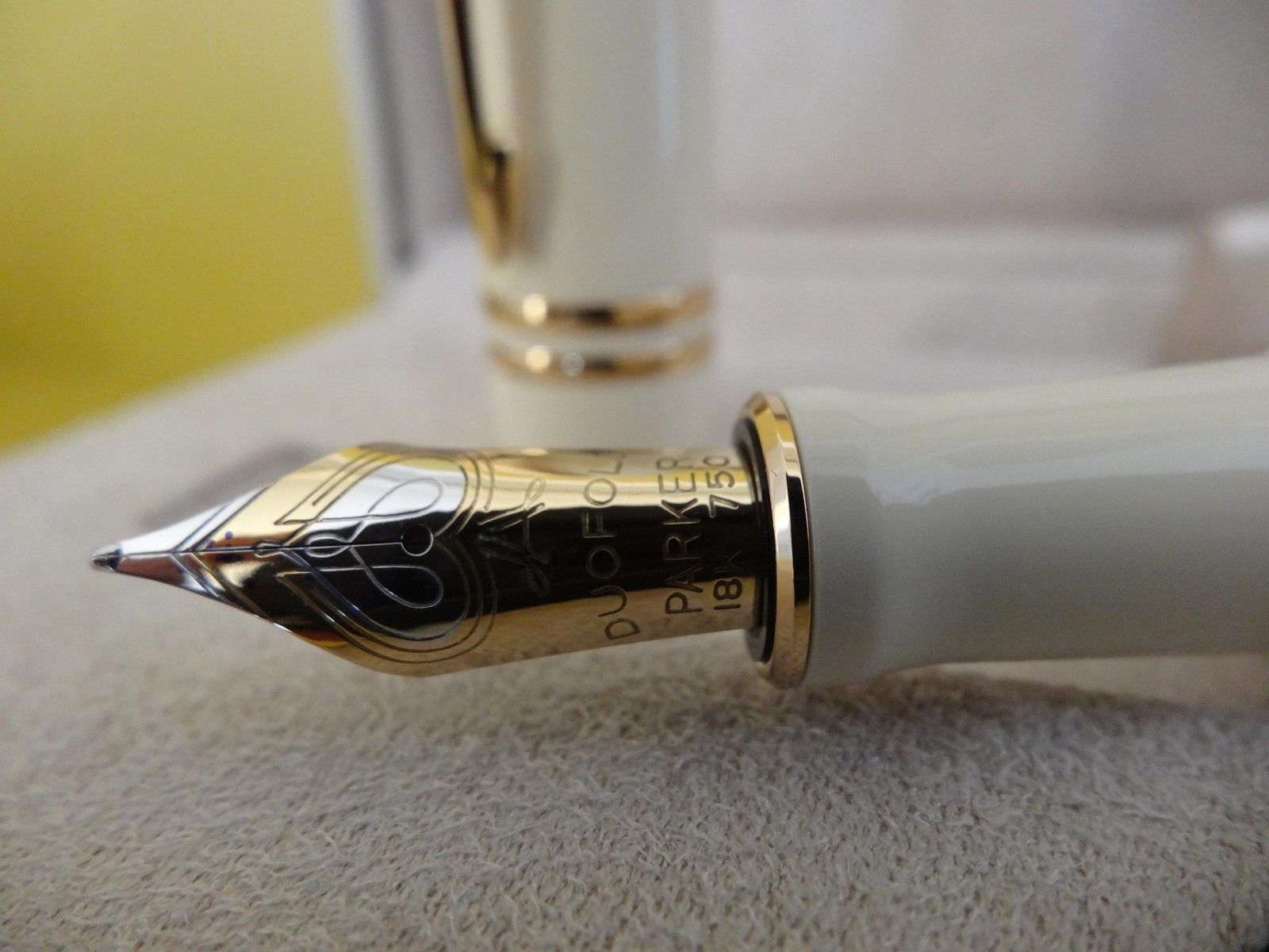 NEW Parker Duofold Centennial Big Ivory White Fountain Pen – 18k Gold Medium Nib