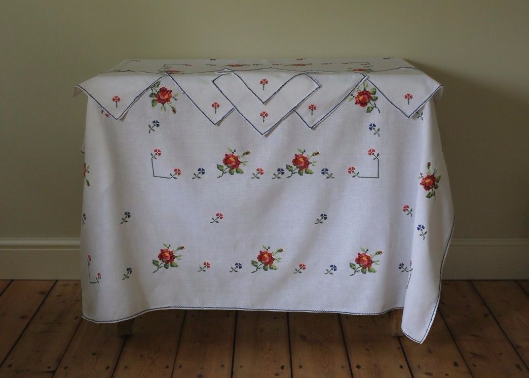 Vintage Unused White Linen Floral Tablecloth 6 Napkin Set Hand Embroidered Rose
