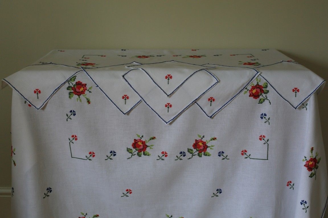 Vintage Unused White Linen Floral Tablecloth 6 Napkin Set Hand Embroidered Rose