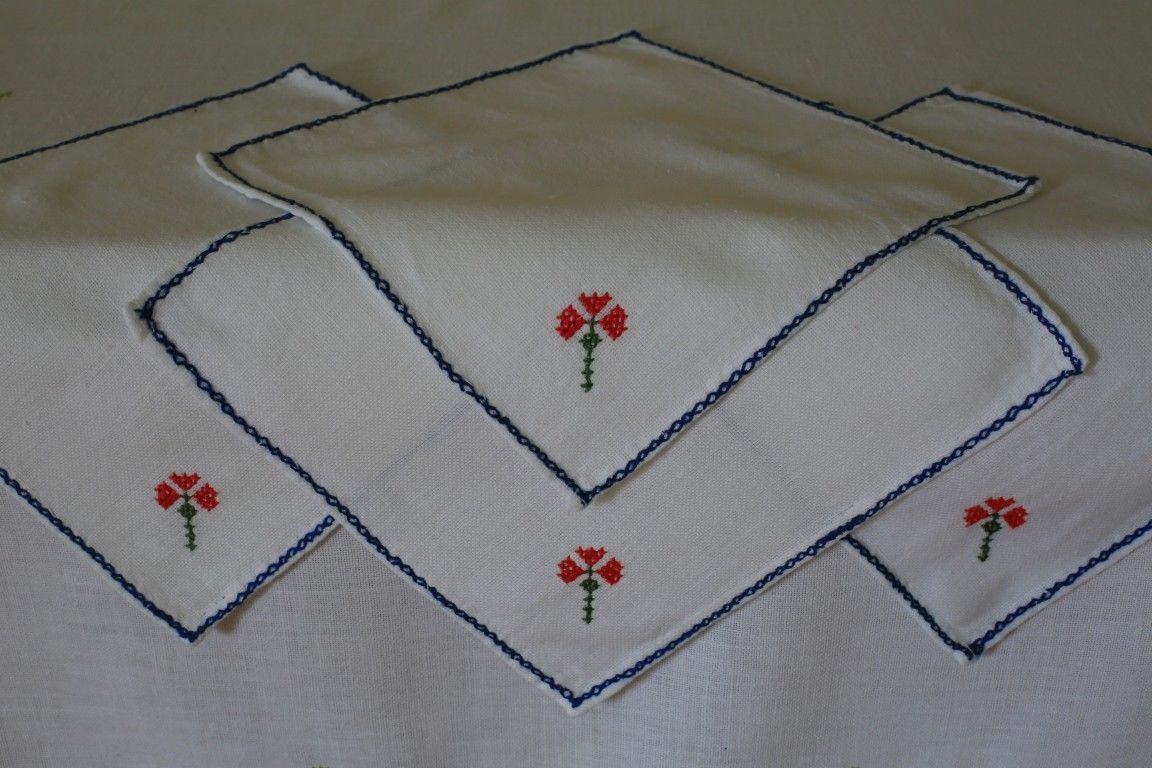 Vintage Unused White Linen Floral Tablecloth 6 Napkin Set Hand Embroidered Rose