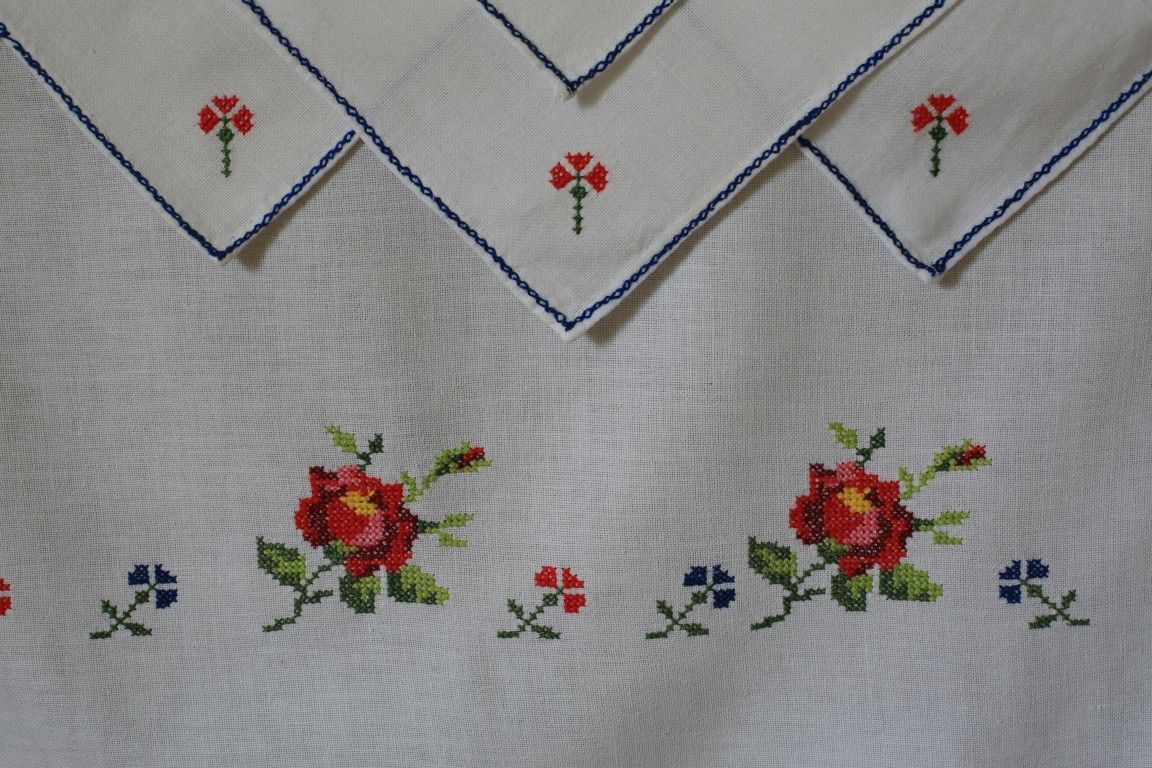 Vintage Unused White Linen Floral Tablecloth 6 Napkin Set Hand Embroidered Rose