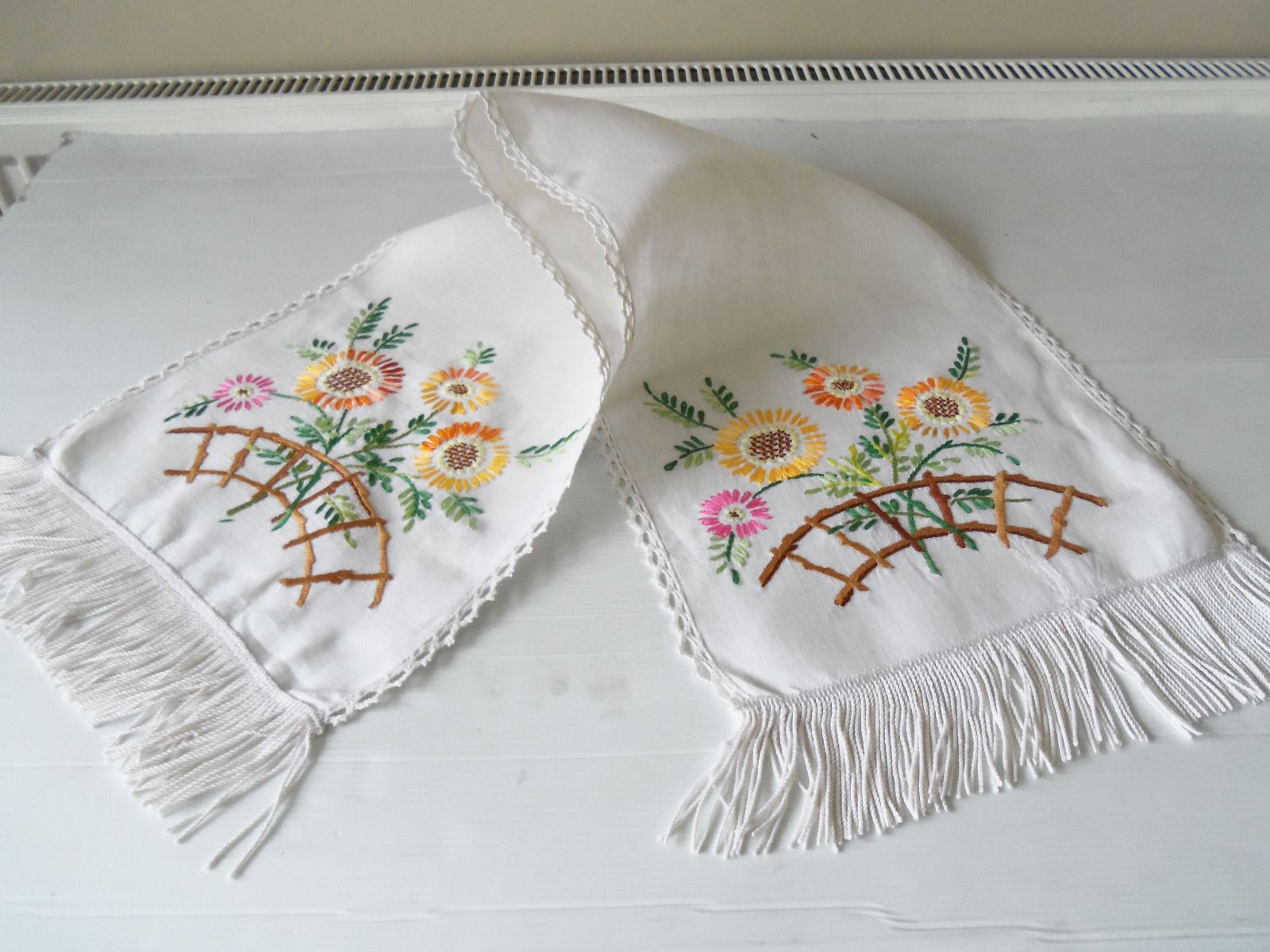 VINTAGE LINEN HAND EMBROIDERED TABLE RUNNER/CENTRE-FRINGED