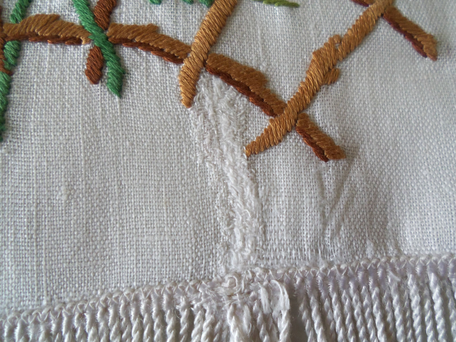 VINTAGE LINEN HAND EMBROIDERED TABLE RUNNER/CENTRE-FRINGED