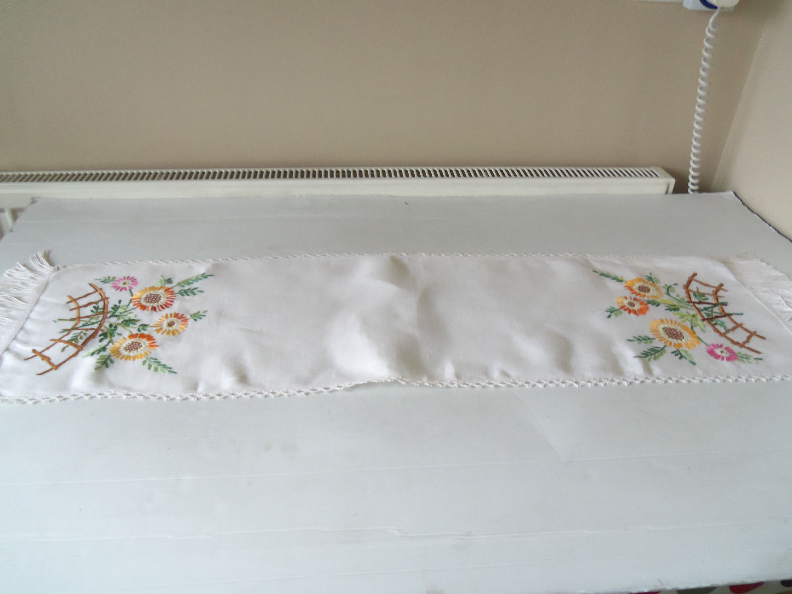 VINTAGE LINEN HAND EMBROIDERED TABLE RUNNER/CENTRE-FRINGED