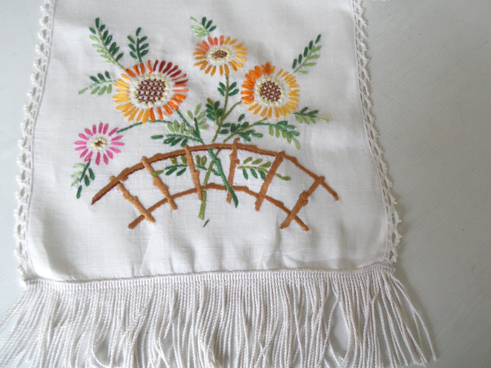 VINTAGE LINEN HAND EMBROIDERED TABLE RUNNER/CENTRE-FRINGED