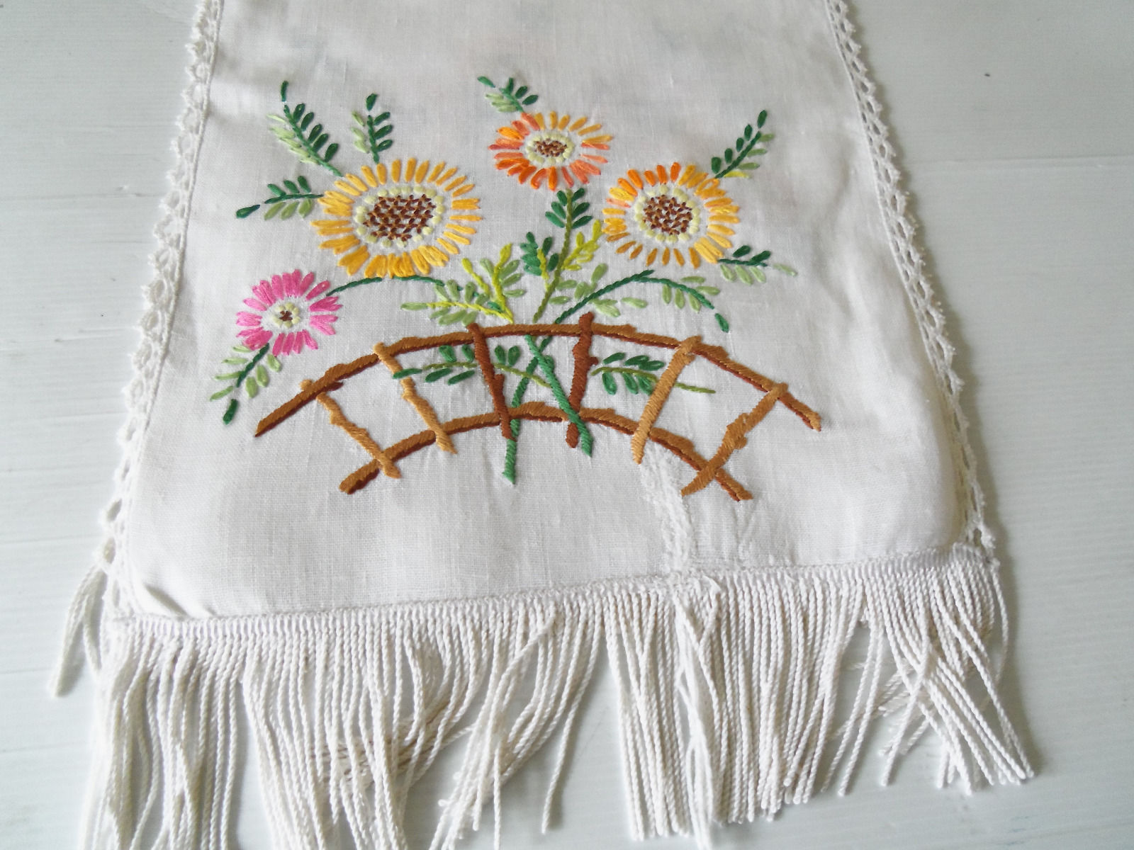 VINTAGE LINEN HAND EMBROIDERED TABLE RUNNER/CENTRE-FRINGED