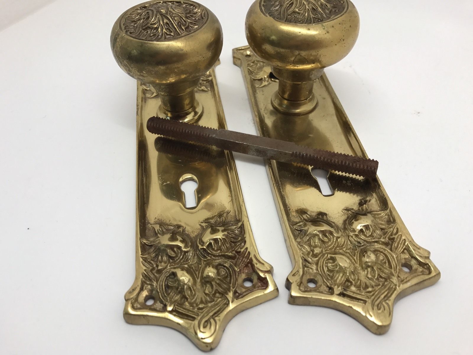 WOW!! Brass Antique Door Knob & Keyhole Plate Hardware Set, Beautiful! (RF626)