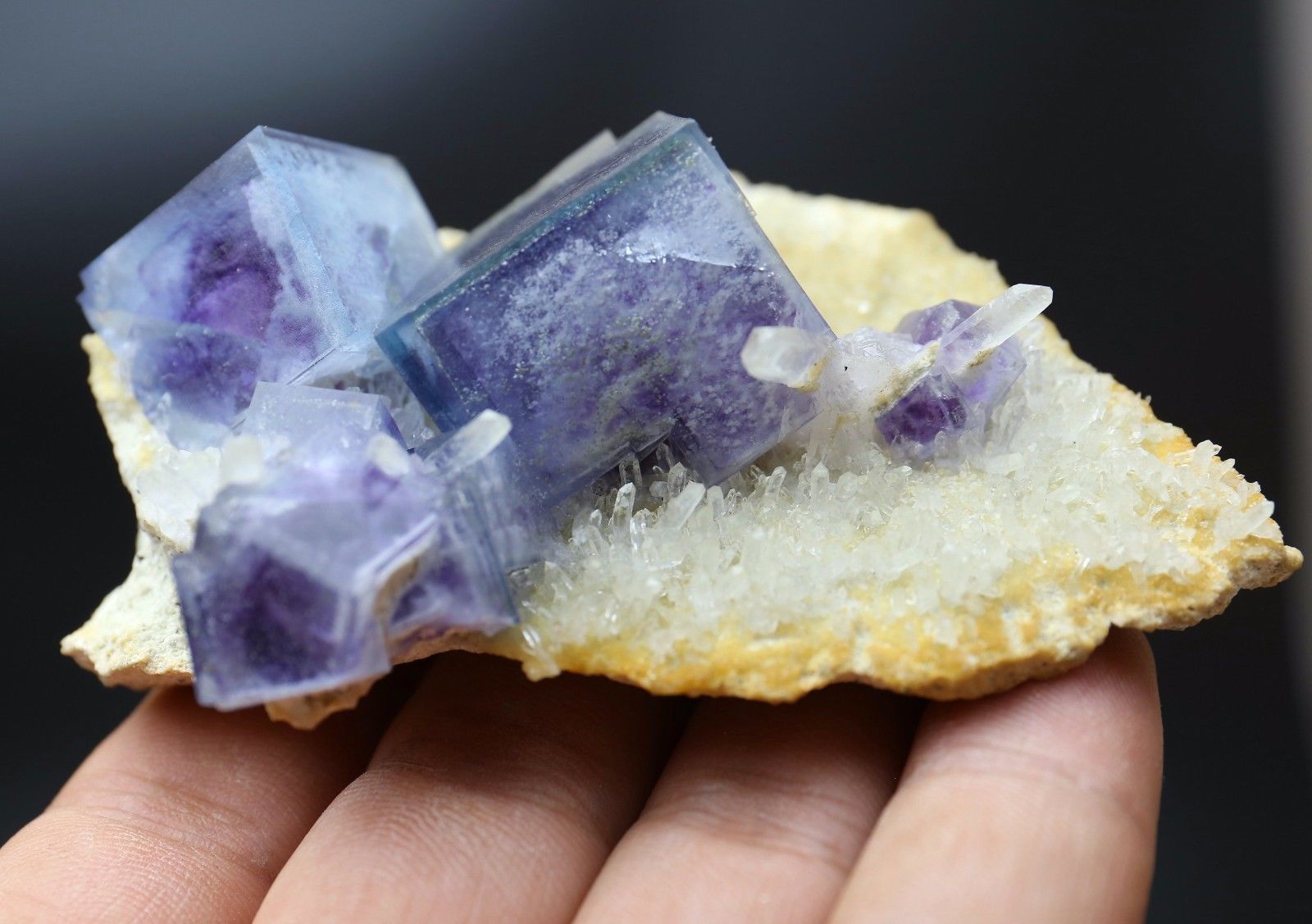 147g  Natural beautiful  Blue purple fluorite  crystal  Mineral Specimen/China