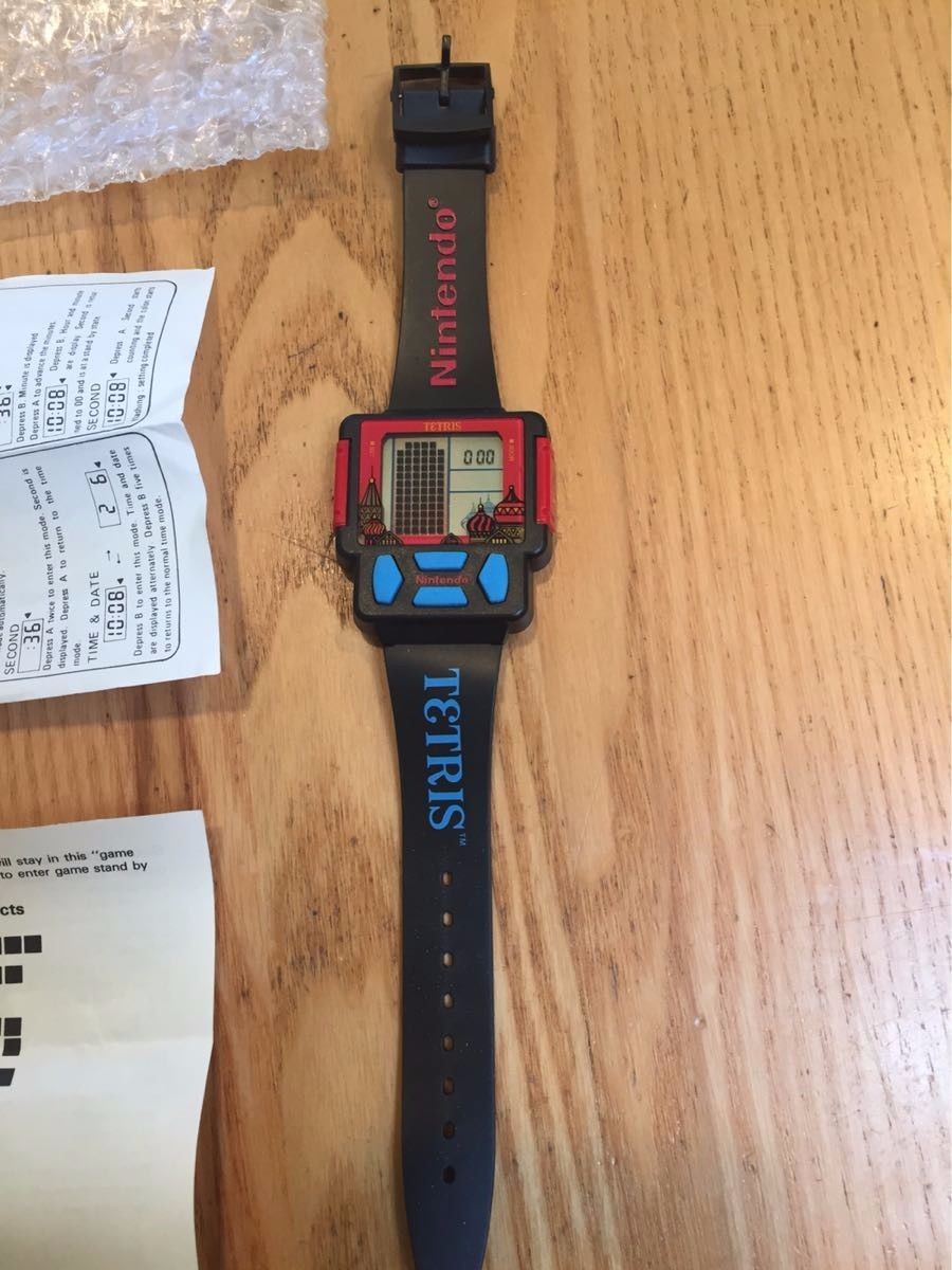 1990 Nintendo Tetris game watch - new condition, working