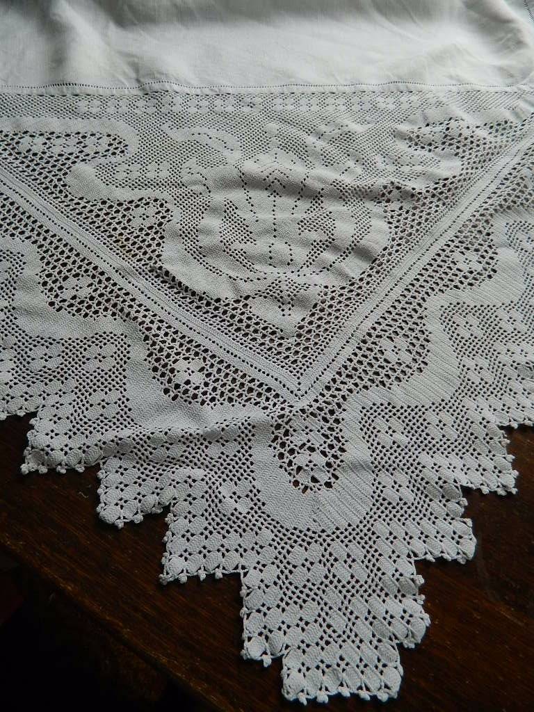 Antique good white Irish linen tablecloth with deep crochet lace - Art Nouveau