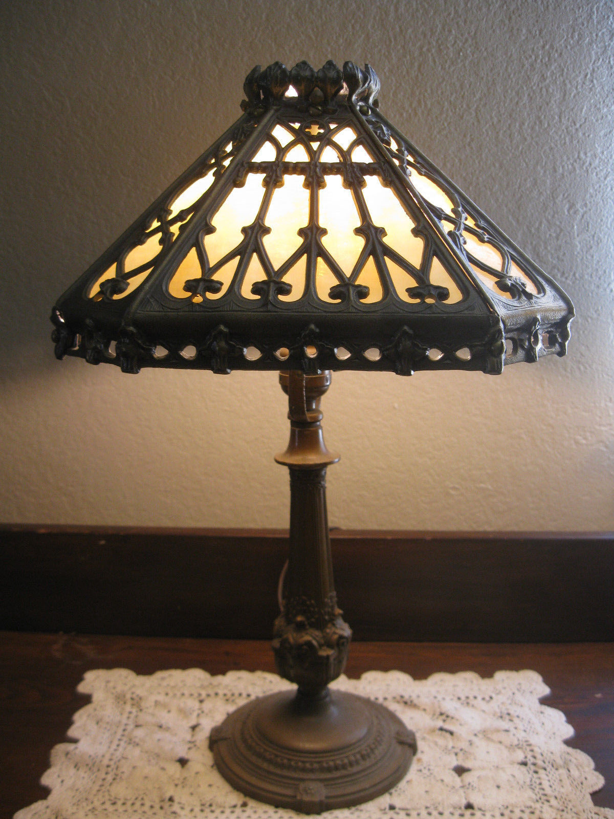 Awesome Antique Brown Base Table Lamp Bronze Gothic 8 Panel Slag Glass Shade