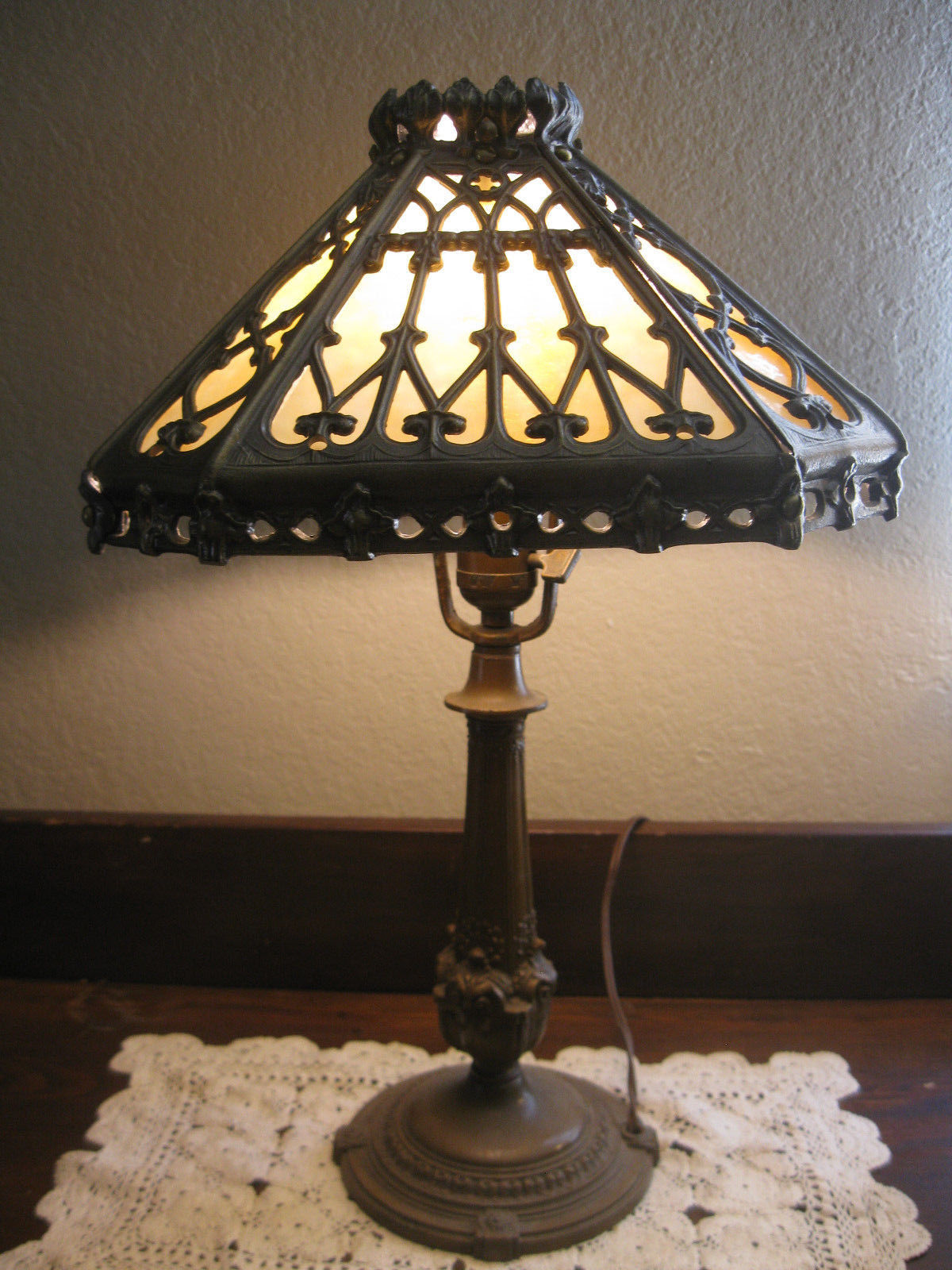 Awesome Antique Brown Base Table Lamp Bronze Gothic 8 Panel Slag Glass Shade