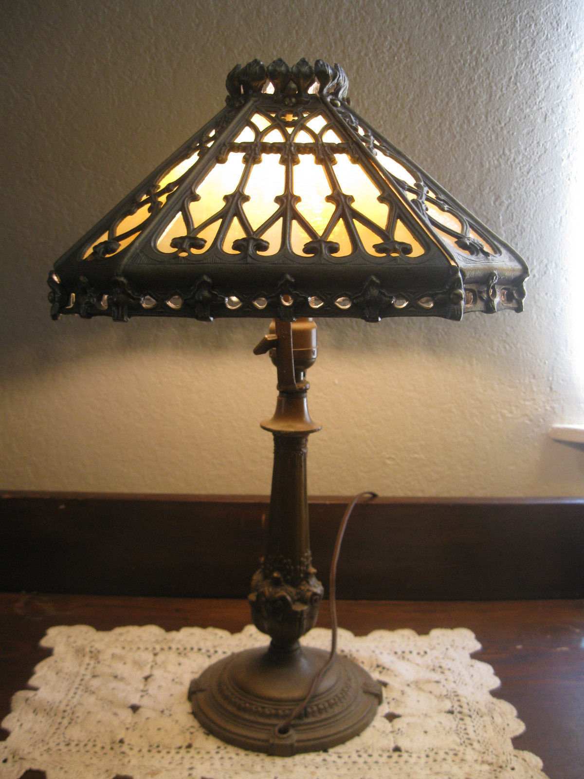 Awesome Antique Brown Base Table Lamp Bronze Gothic 8 Panel Slag Glass Shade