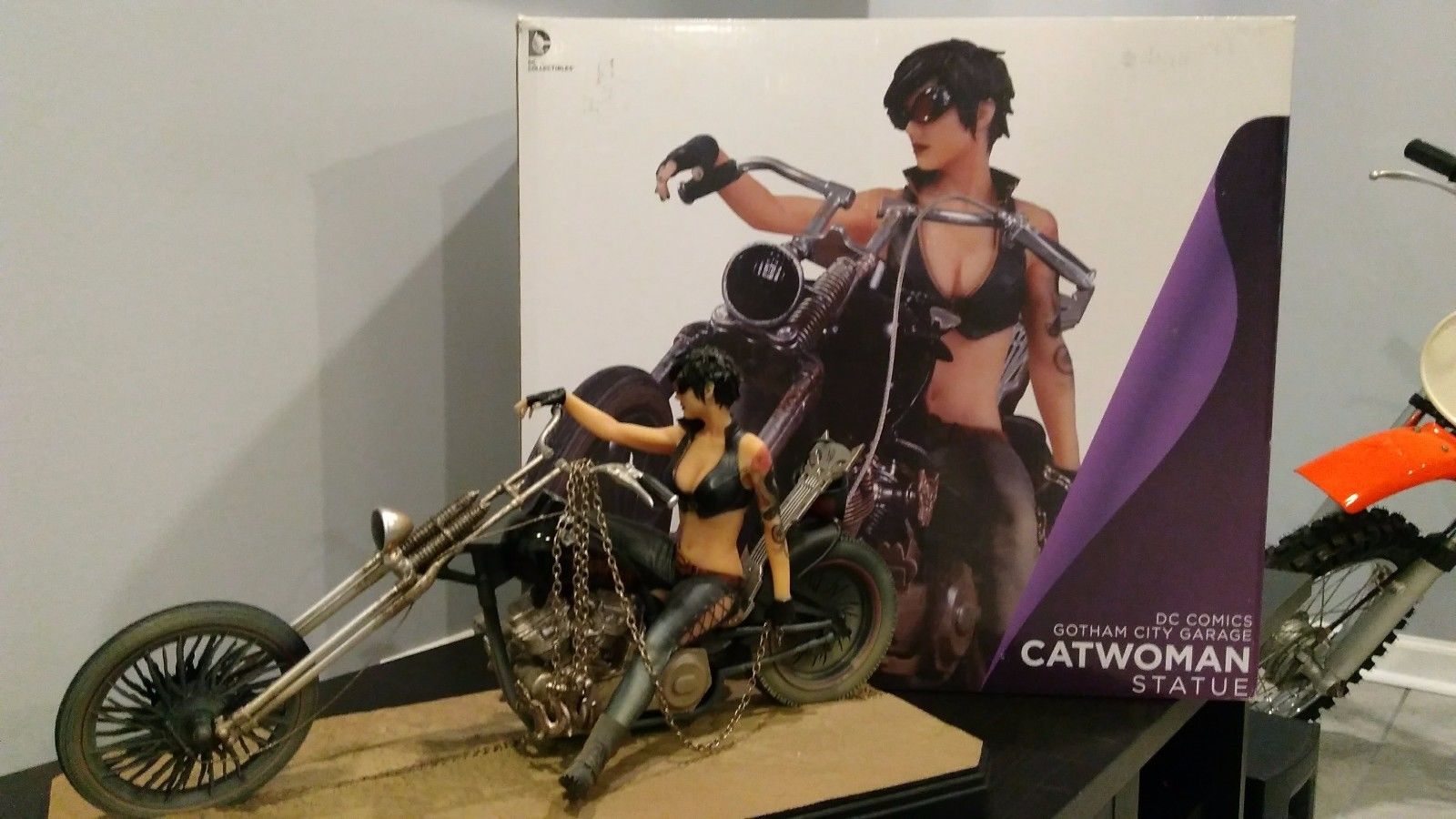 DC Comics Gotham City Garage Catwoman Statue