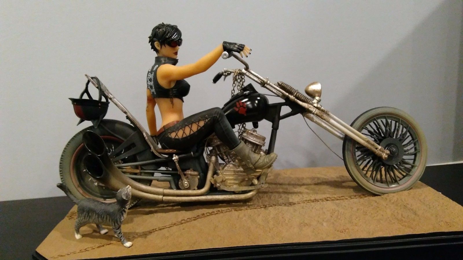 DC Comics Gotham City Garage Catwoman Statue