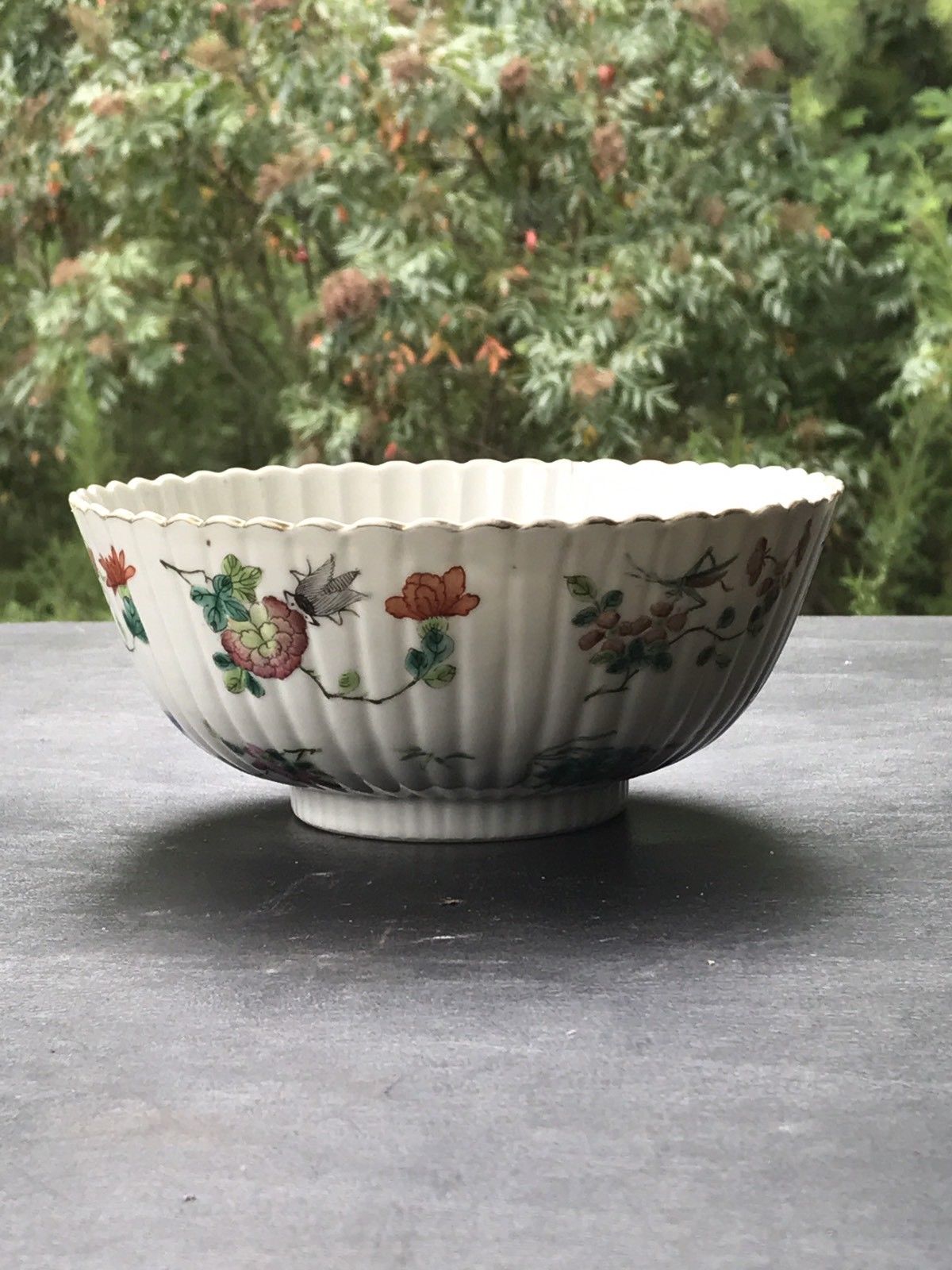A CHINESE ANTIQUE FAMILLE ROSE PORCELAIN  BOWL
