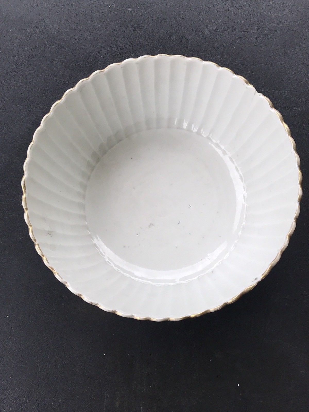 A CHINESE ANTIQUE FAMILLE ROSE PORCELAIN  BOWL