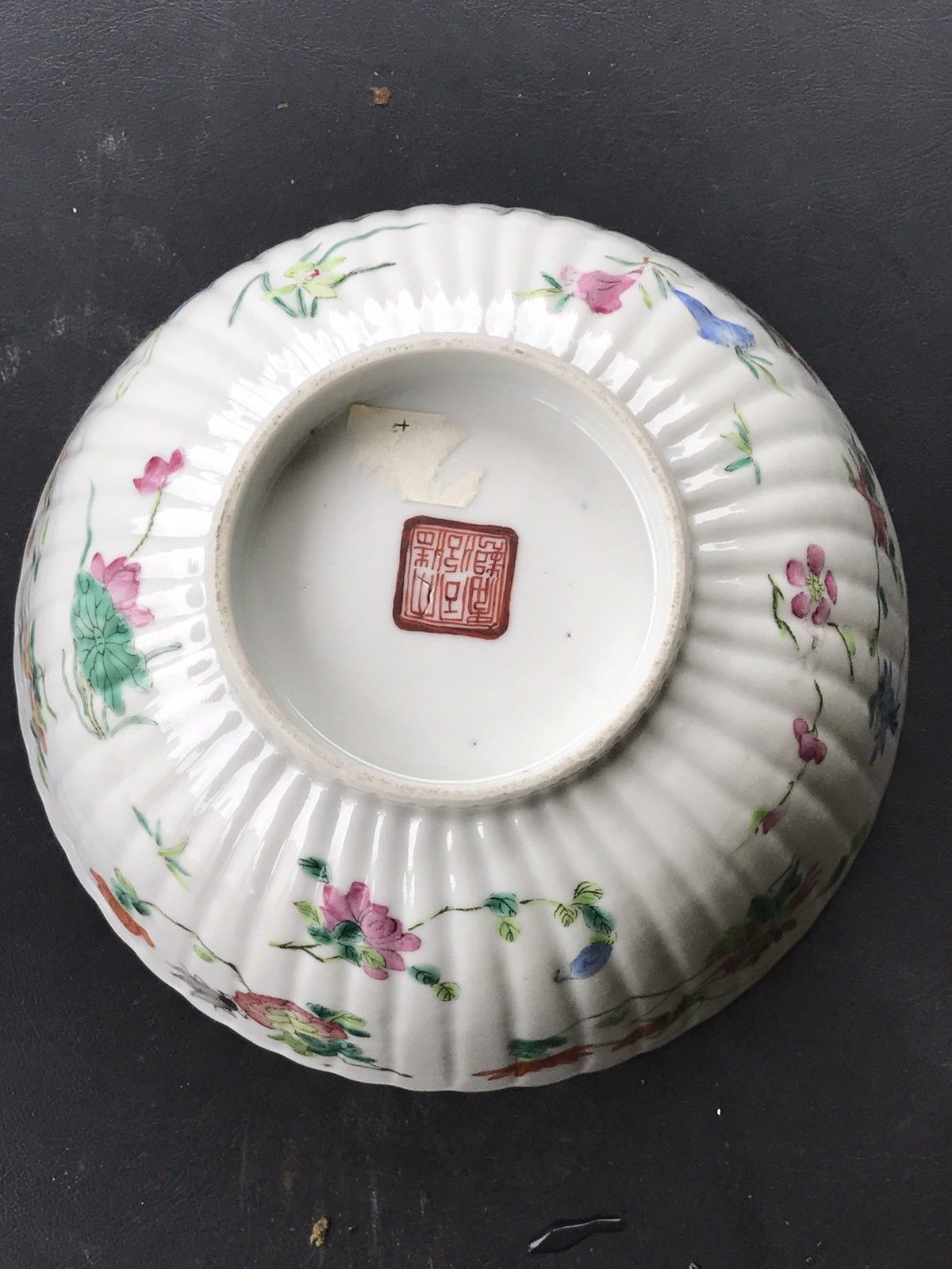 A CHINESE ANTIQUE FAMILLE ROSE PORCELAIN  BOWL