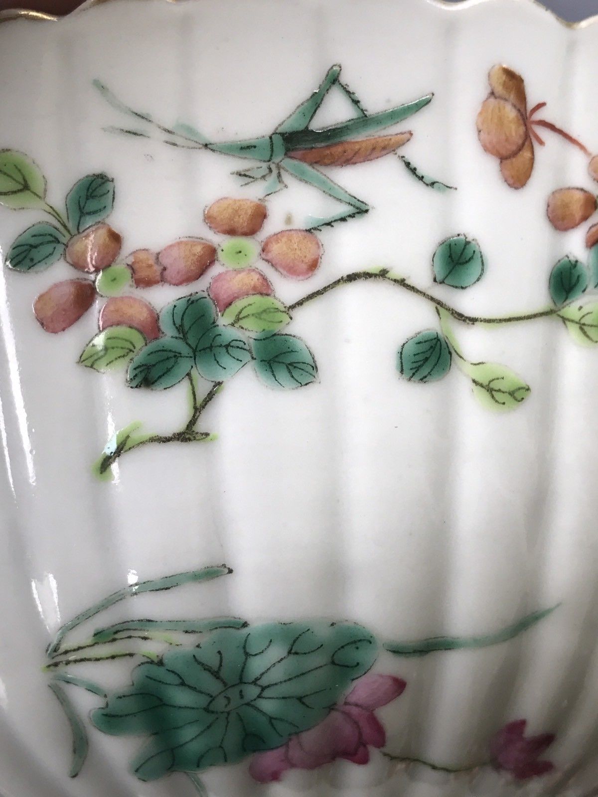 A CHINESE ANTIQUE FAMILLE ROSE PORCELAIN  BOWL