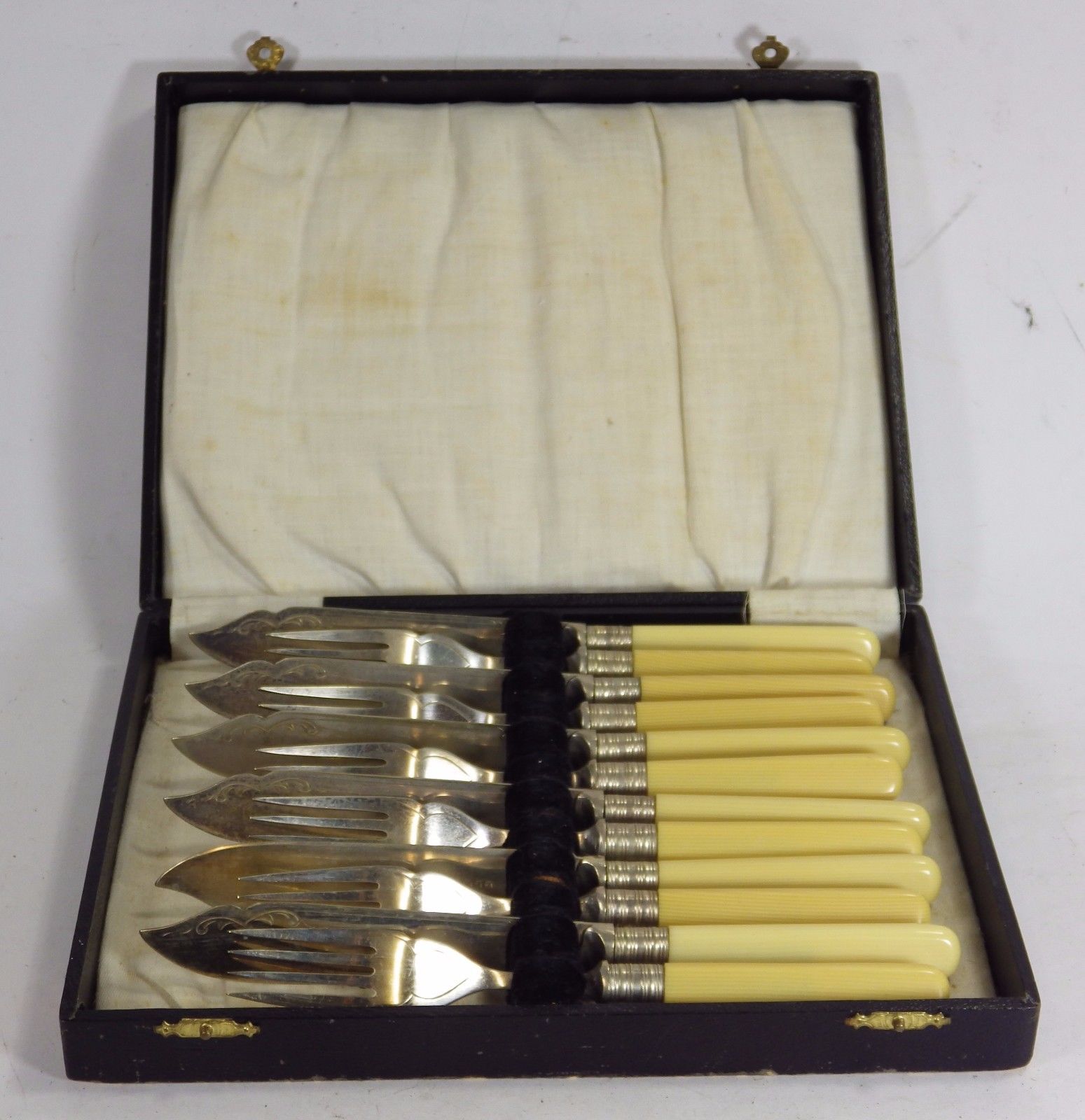 Set of 6 Silver Plate Fish Knives and Forks - In nice black case for storage