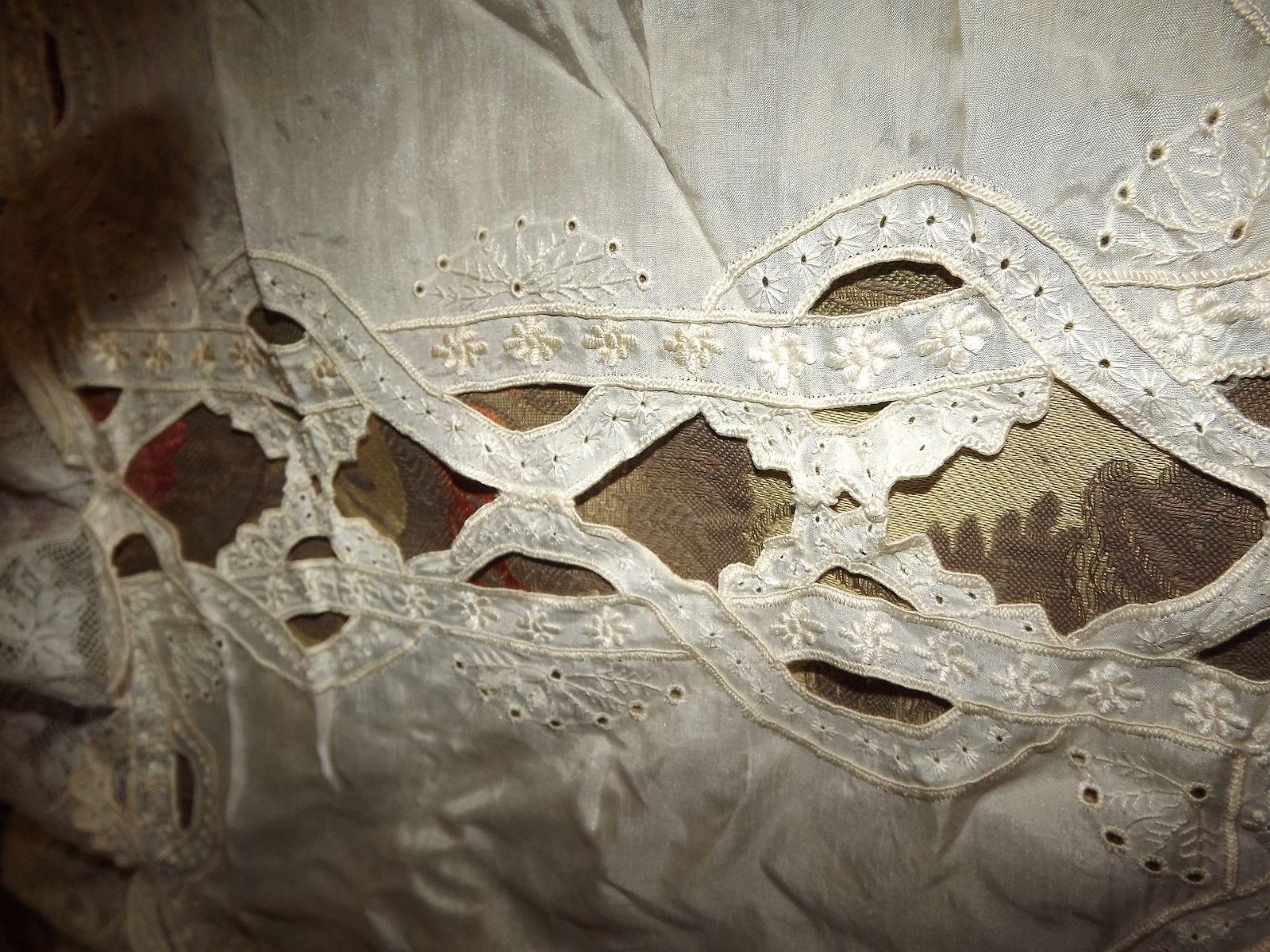 ANTIQUE VINTAGE Cream Silk Embroidered RUNNER Valenciennes Net Lace