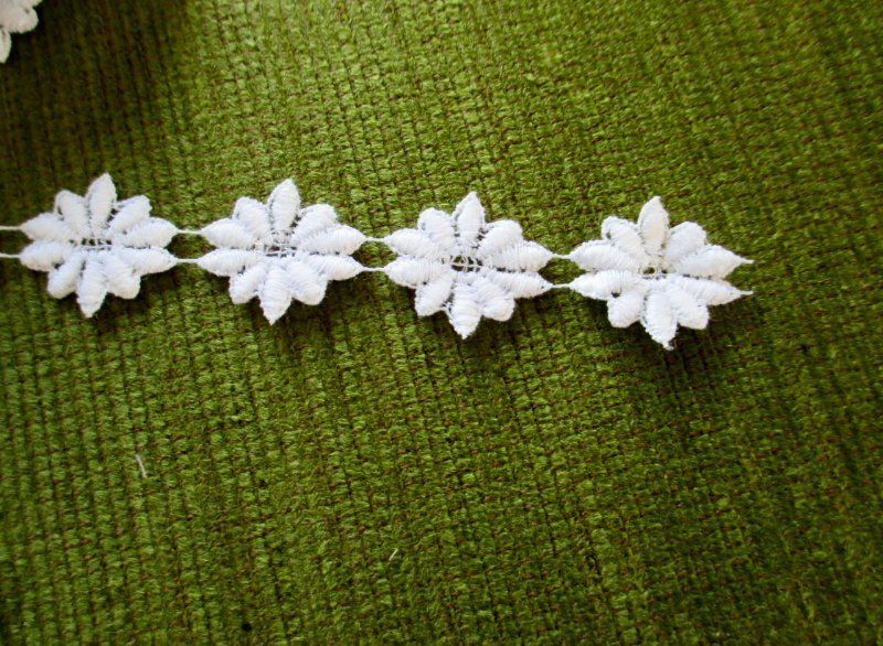 DAISIY LACE TRIM - 5mts. x 2cms - 100% WHITE COTTON - UNUSED