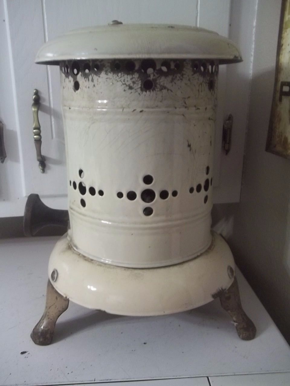 Vintage/Antique SMALL 13"  Parlor Oil Kerosene Heater ESTATE FIND