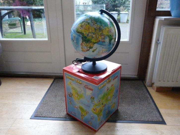 Extremely Rare! Walt Disney Donald Duck Around the World Original Globe Statue