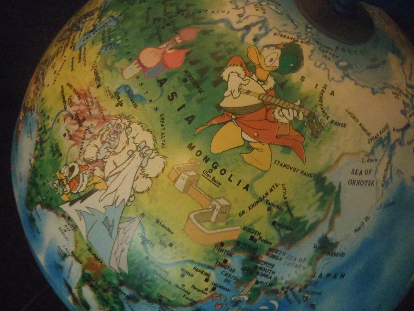 Extremely Rare! Walt Disney Donald Duck Around the World Original Globe Statue