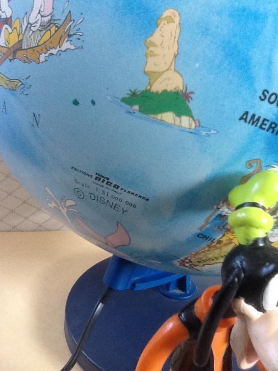 Extremely Rare! Walt Disney Donald Duck Around the World Original Globe Statue