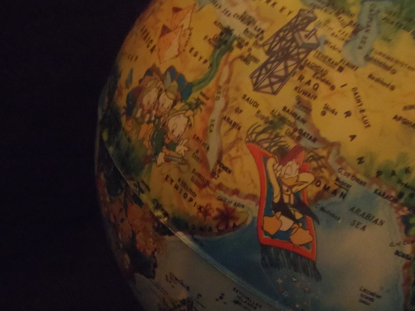 Extremely Rare! Walt Disney Donald Duck Around the World Original Globe Statue