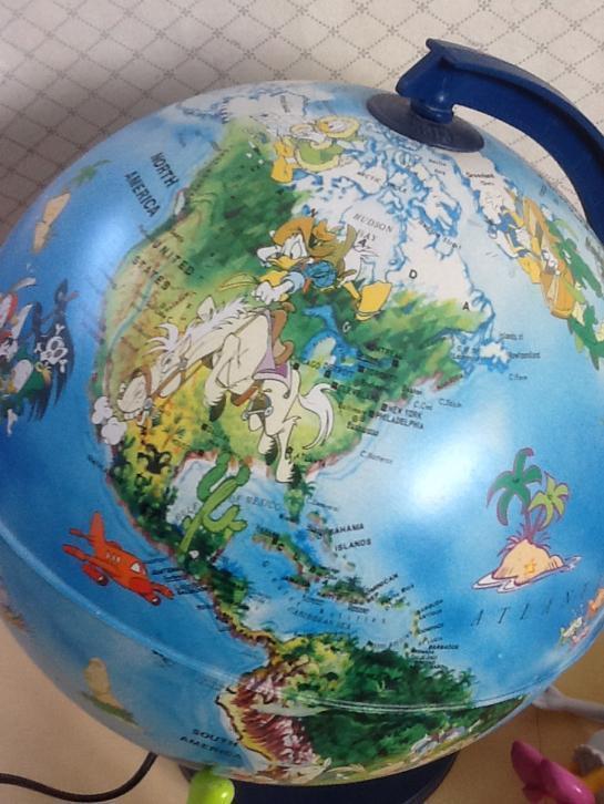 Extremely Rare! Walt Disney Donald Duck Around the World Original Globe Statue