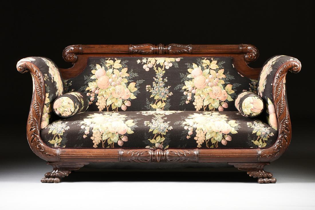 AN AMERICAN LATE CLASSICAL CARVED MAHOGANY SOFA, EARLY  19th Century ( 1800s )