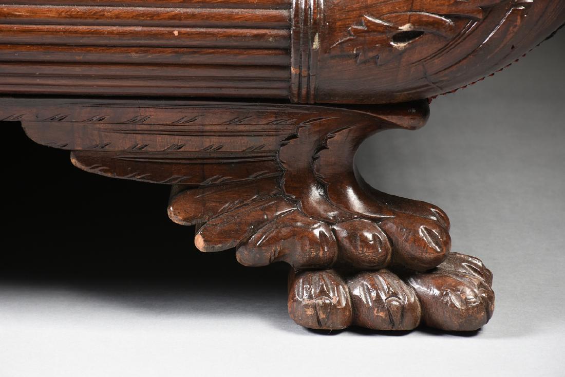 AN AMERICAN LATE CLASSICAL CARVED MAHOGANY SOFA, EARLY  19th Century ( 1800s )