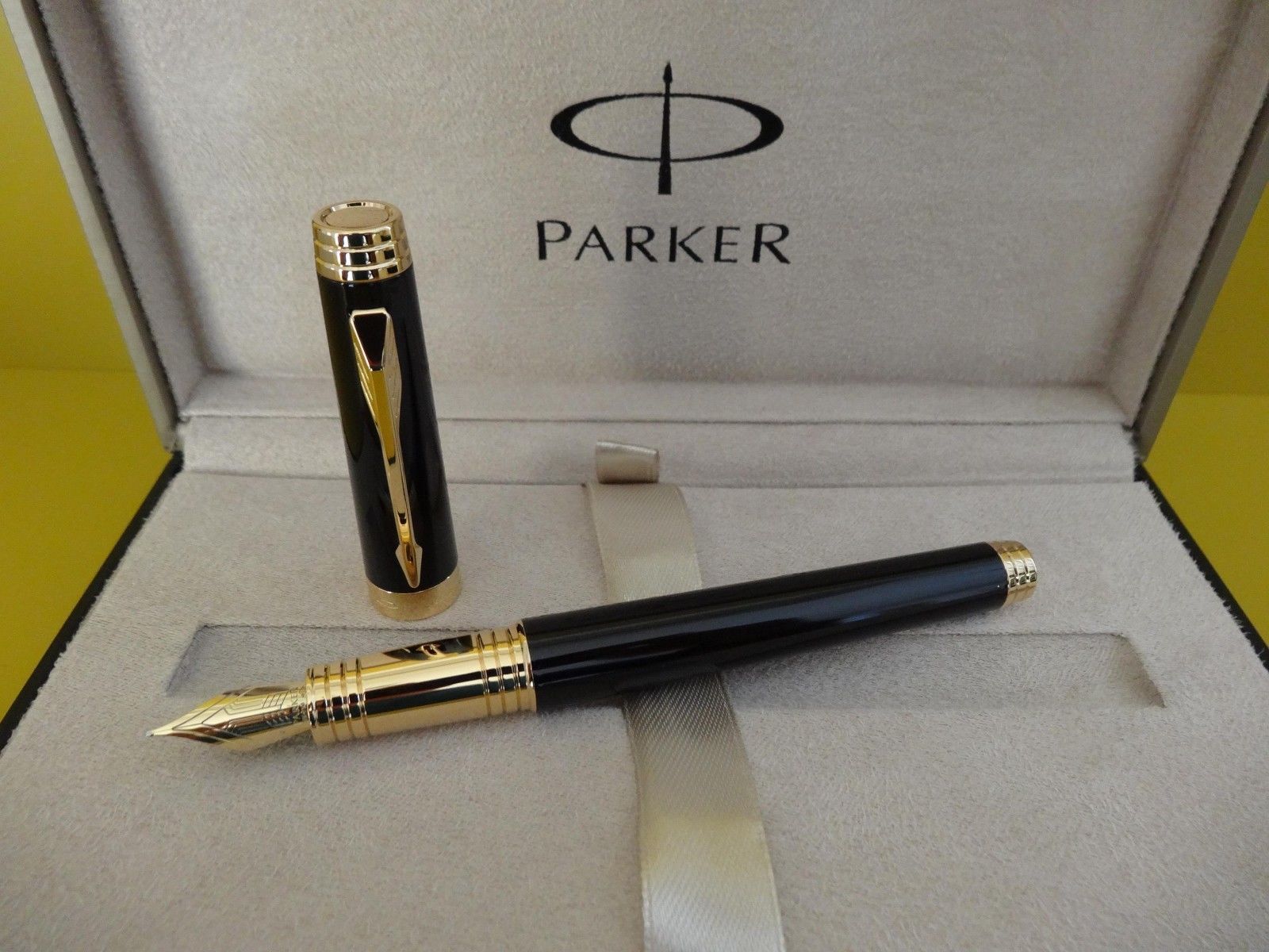 Parker Premier Lacquer Black Gold Trim Fountain Pen 18k Solid Gold Medium Nib