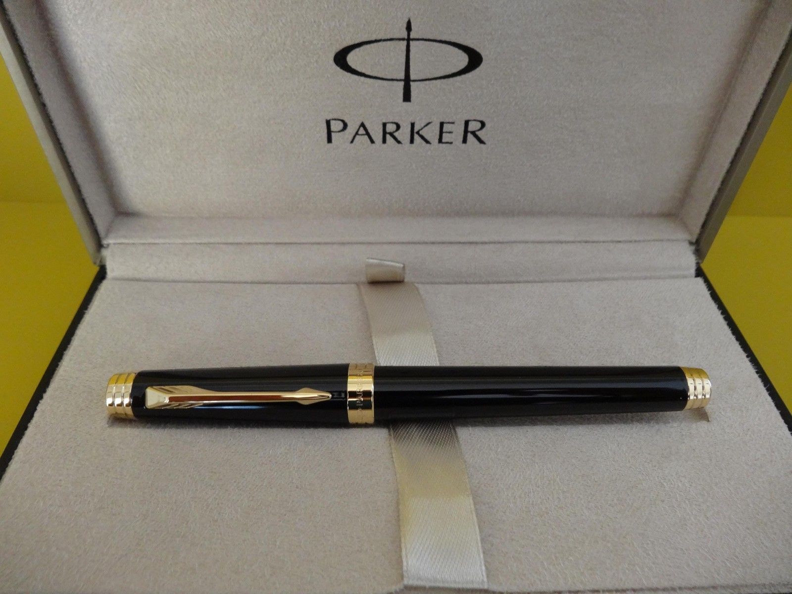 Parker Premier Lacquer Black Gold Trim Fountain Pen 18k Solid Gold Medium Nib