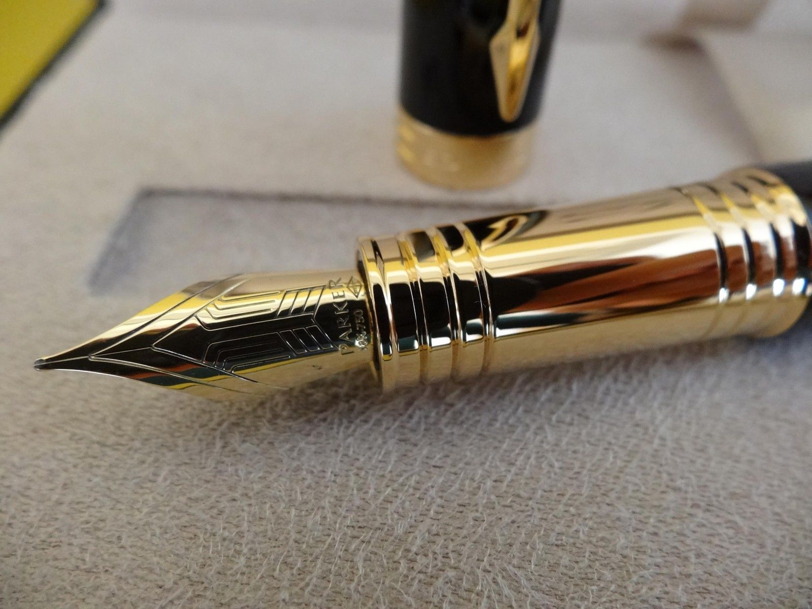 Parker Premier Lacquer Black Gold Trim Fountain Pen 18k Solid Gold Medium Nib