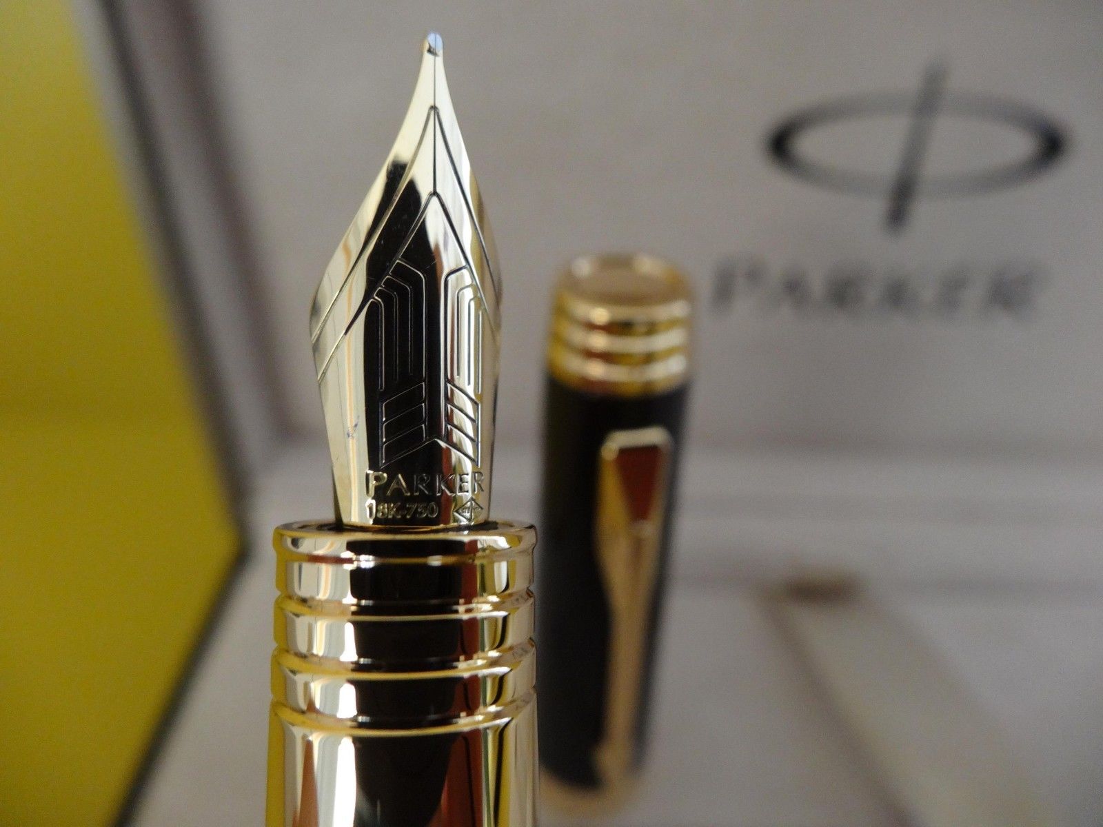 Parker Premier Lacquer Black Gold Trim Fountain Pen 18k Solid Gold Medium Nib