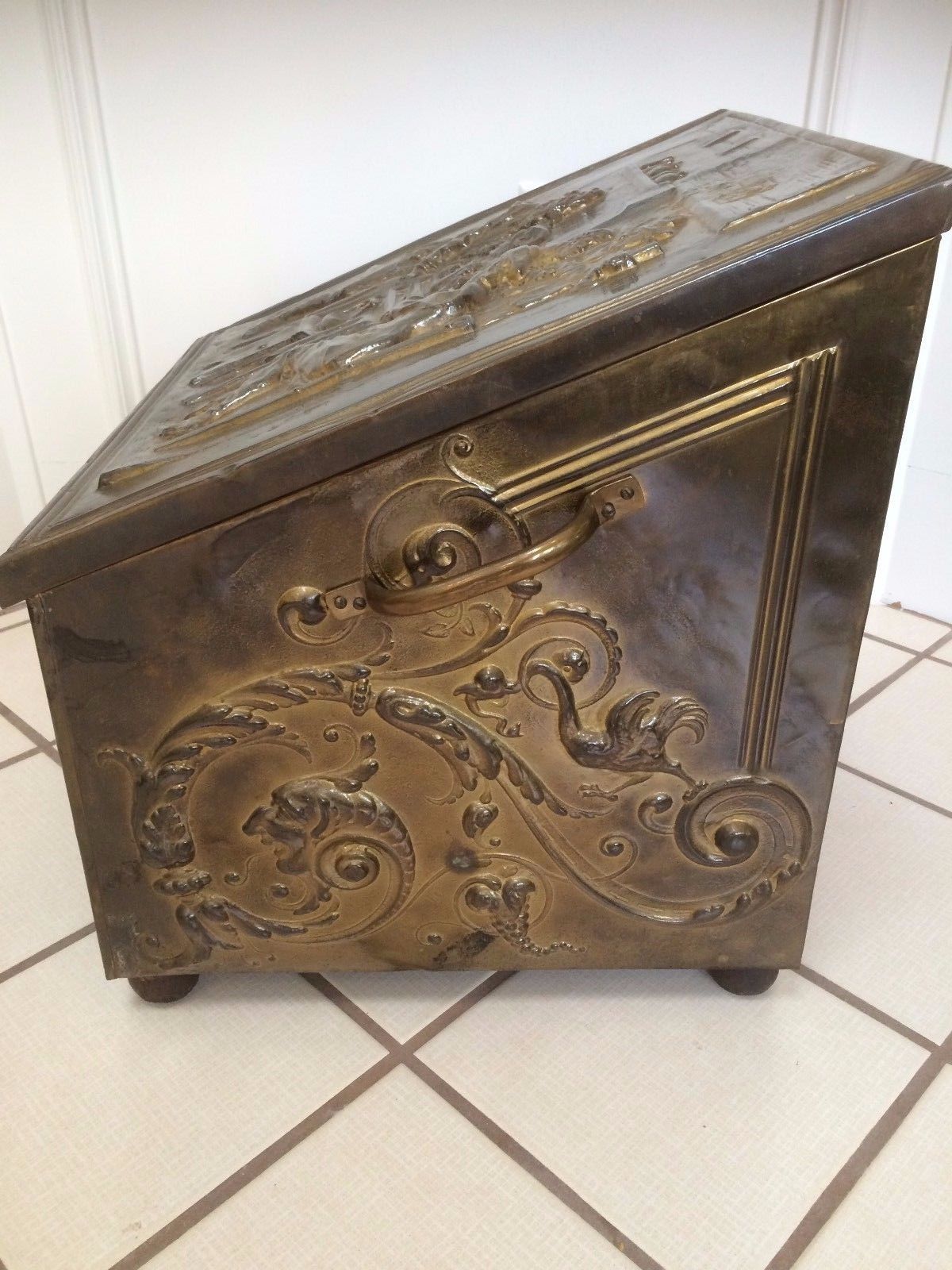 UNIQUE ANTIQUE VINTAGE BRASS EMBOSSED COAL HOD SCUTTLE BOX CREST FOOTED HANDLES