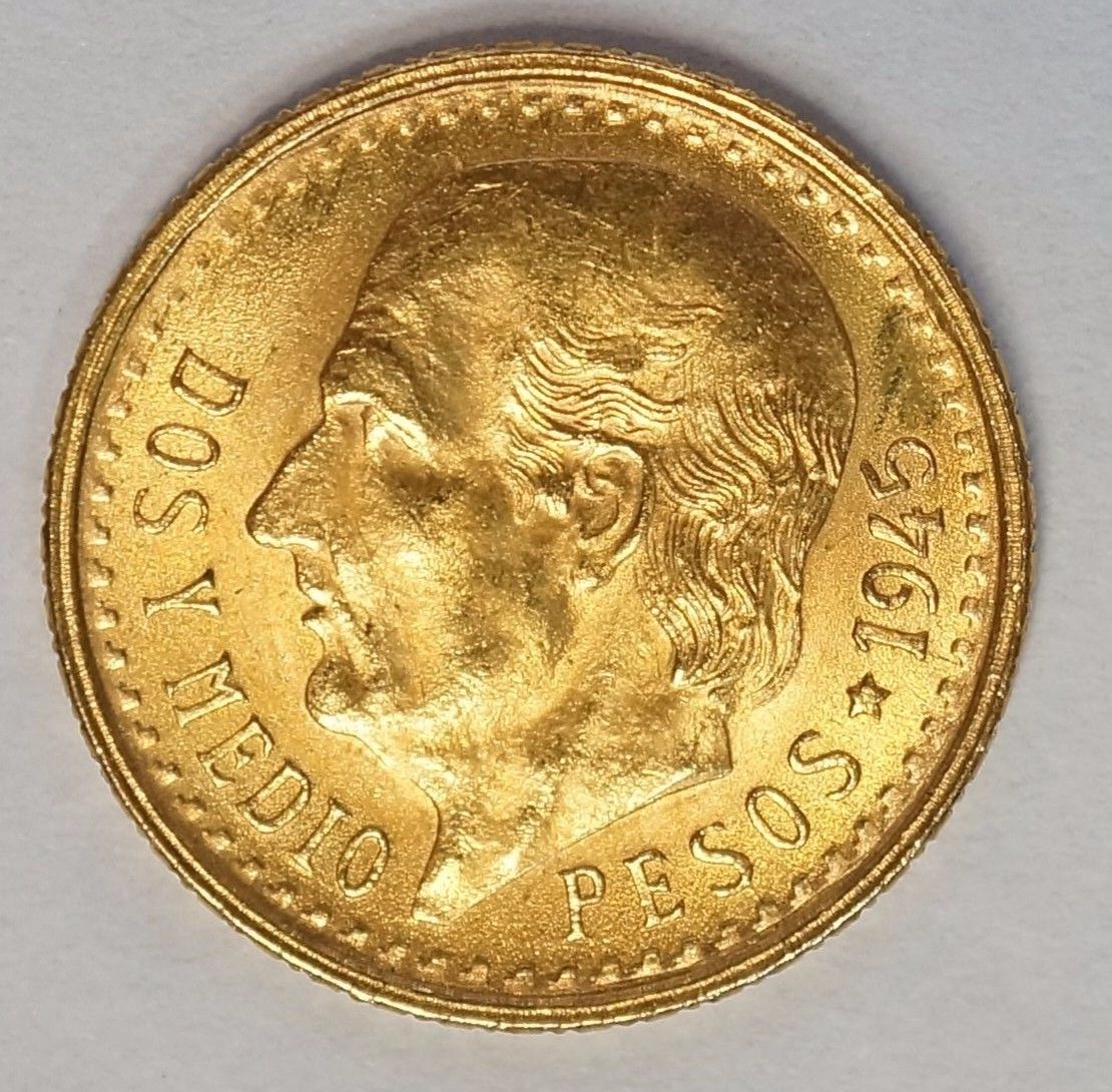 Mexico Gold 2 1/2 pesos GEM BU 1945 (G-1945) Stock Photo