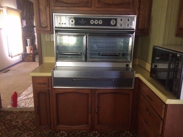 Frigidaire Custom Imperial Flair Antique Stove Double Oven in Working Condition!