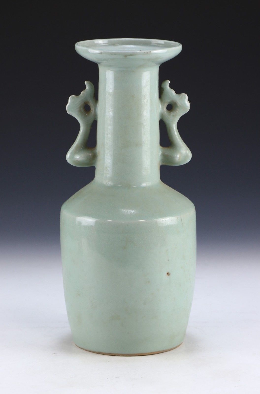 A CHINESE ANTIQUE CELADON GLAZED PORCELAIN VASE, SONG DYNASTY