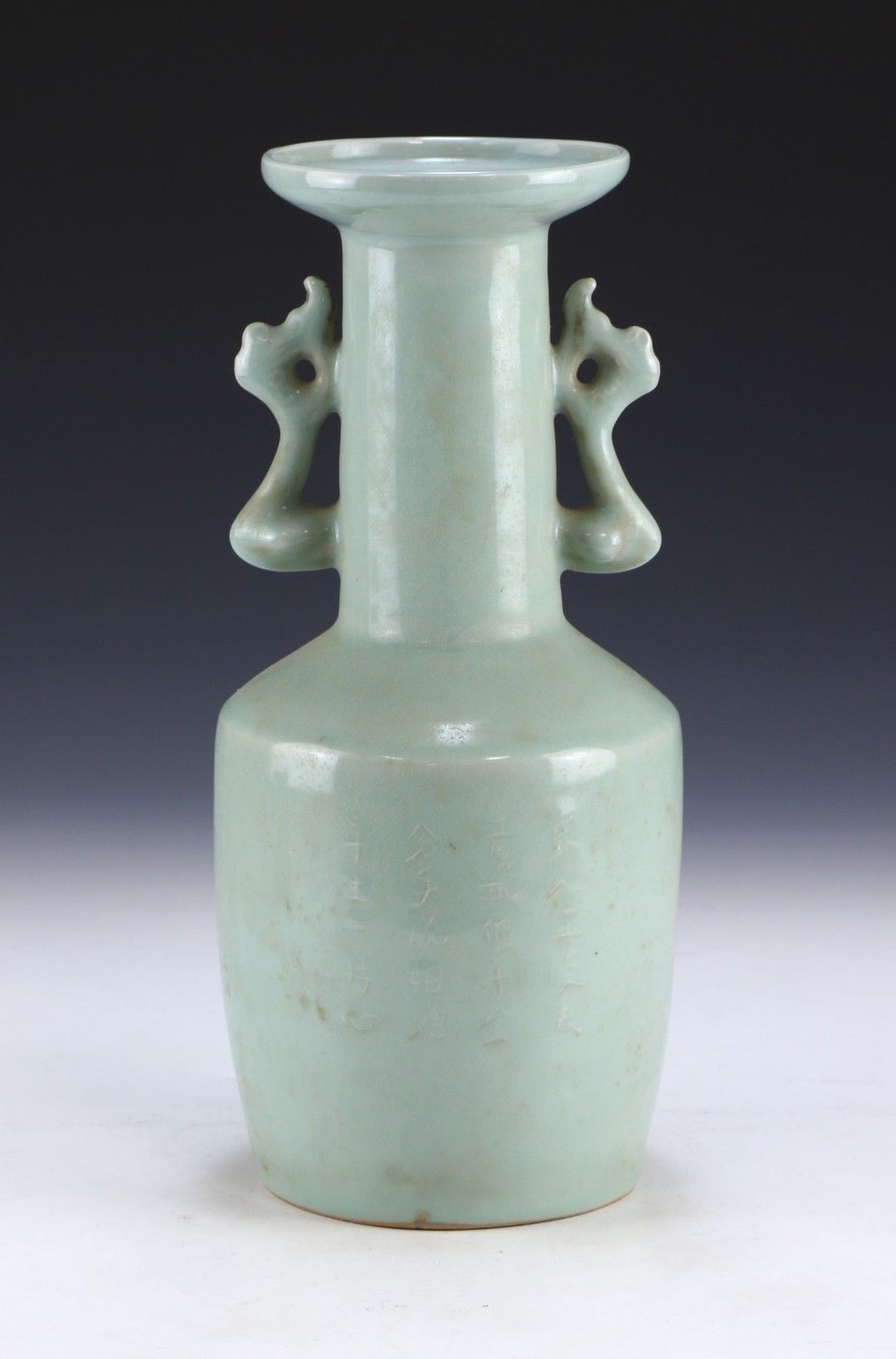 A CHINESE ANTIQUE CELADON GLAZED PORCELAIN VASE, SONG DYNASTY