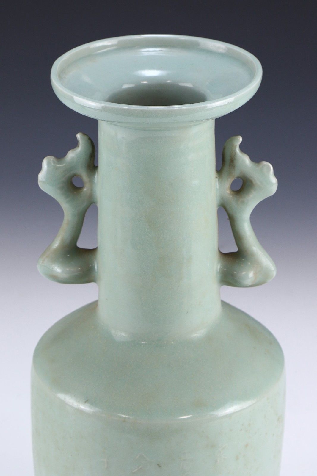 A CHINESE ANTIQUE CELADON GLAZED PORCELAIN VASE, SONG DYNASTY