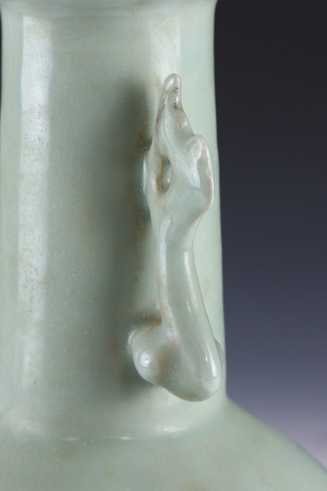 A CHINESE ANTIQUE CELADON GLAZED PORCELAIN VASE, SONG DYNASTY